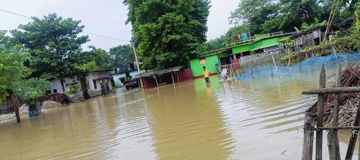 बहादुरगंज प्रखंड क्षेत्र की नदियों का जलस्तर बढ़ने से कई गांवों में घुसा बाढ़ का पानी, सड़क संपर्क बाधित