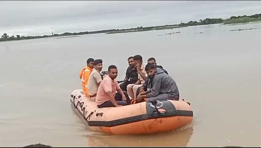 मेची नदी में उफान से बरचौंदी पंचायत के नाई बस्ती आदिवासी टोला में भरा पानी, 10 परिवारों को एसडीआरएफ की टीम पहुंचाया उंच स्थान पर, हालात बेहद खराब