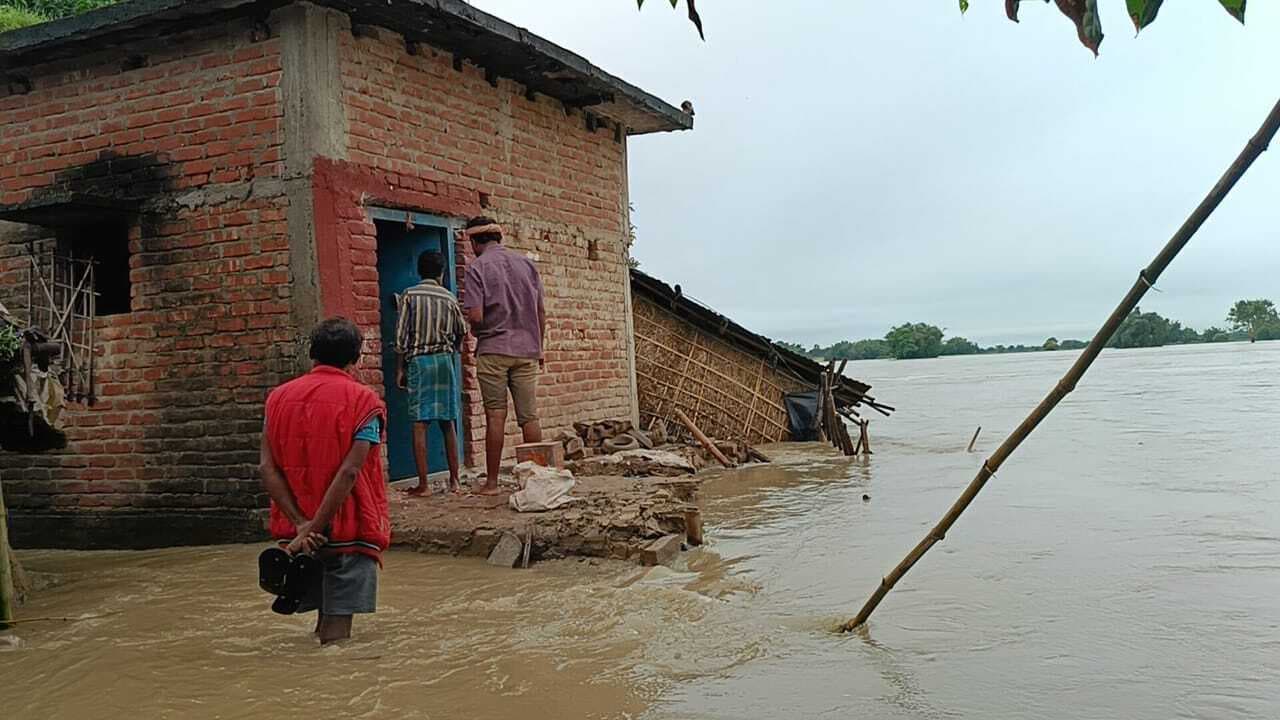 मूसलाधार बारिश से भीषण बाढ़, बाढ़ प्रभावित परिवार घर छोड़ने पर मजबूर