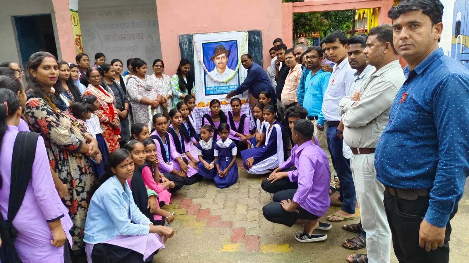 प्लस टू उत्क्रमित उवि गलगलिया में जयंती पर शहीद भगत सिंह दी गयी श्रद्धांजलि