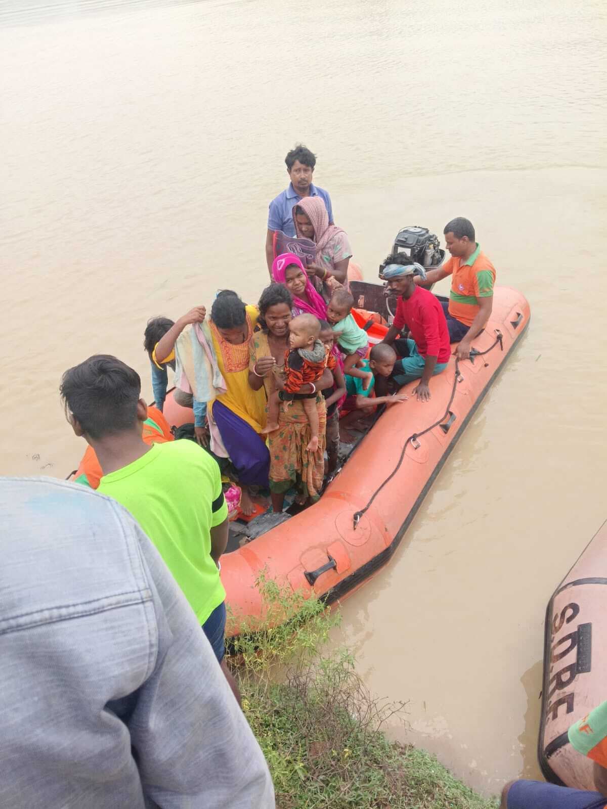 दिघलबैंक प्रखंड के सिंघीमारी, लोहागाड़ा पंचायत में घरों में घुसा पानी, एसडीआरएफ के जवान जुटे बचाव में