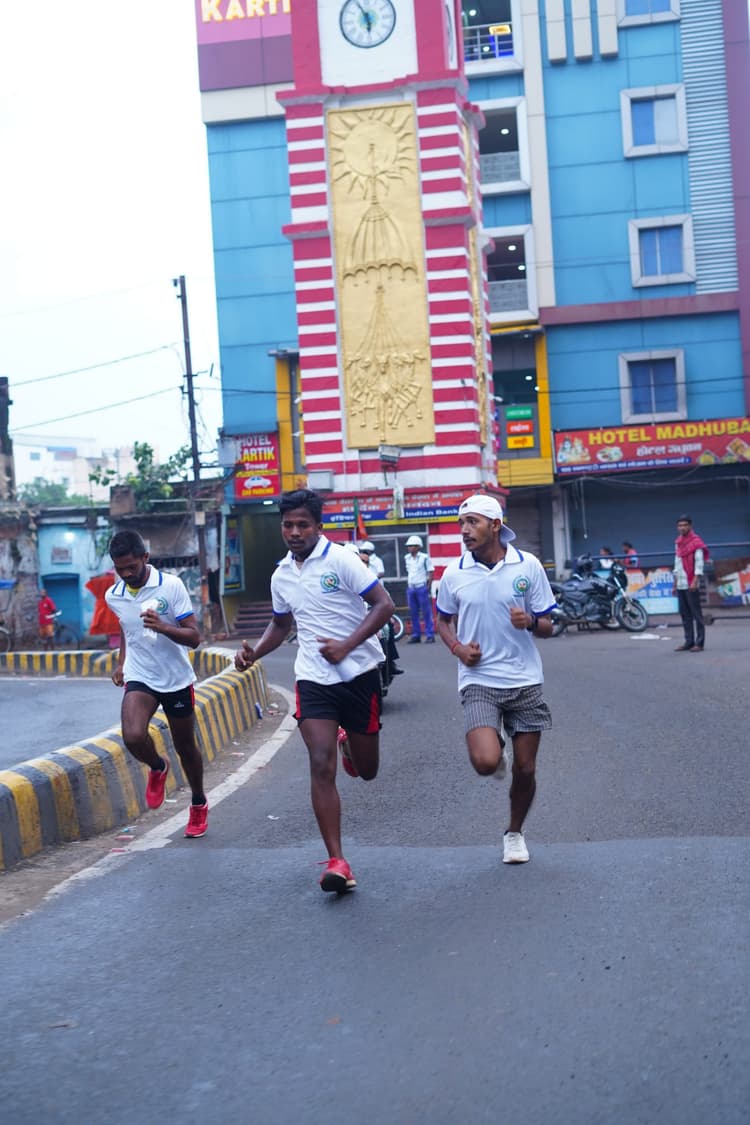 स्वच्छता के प्रति जागरूक करने दौड़े युवा-युवतियां