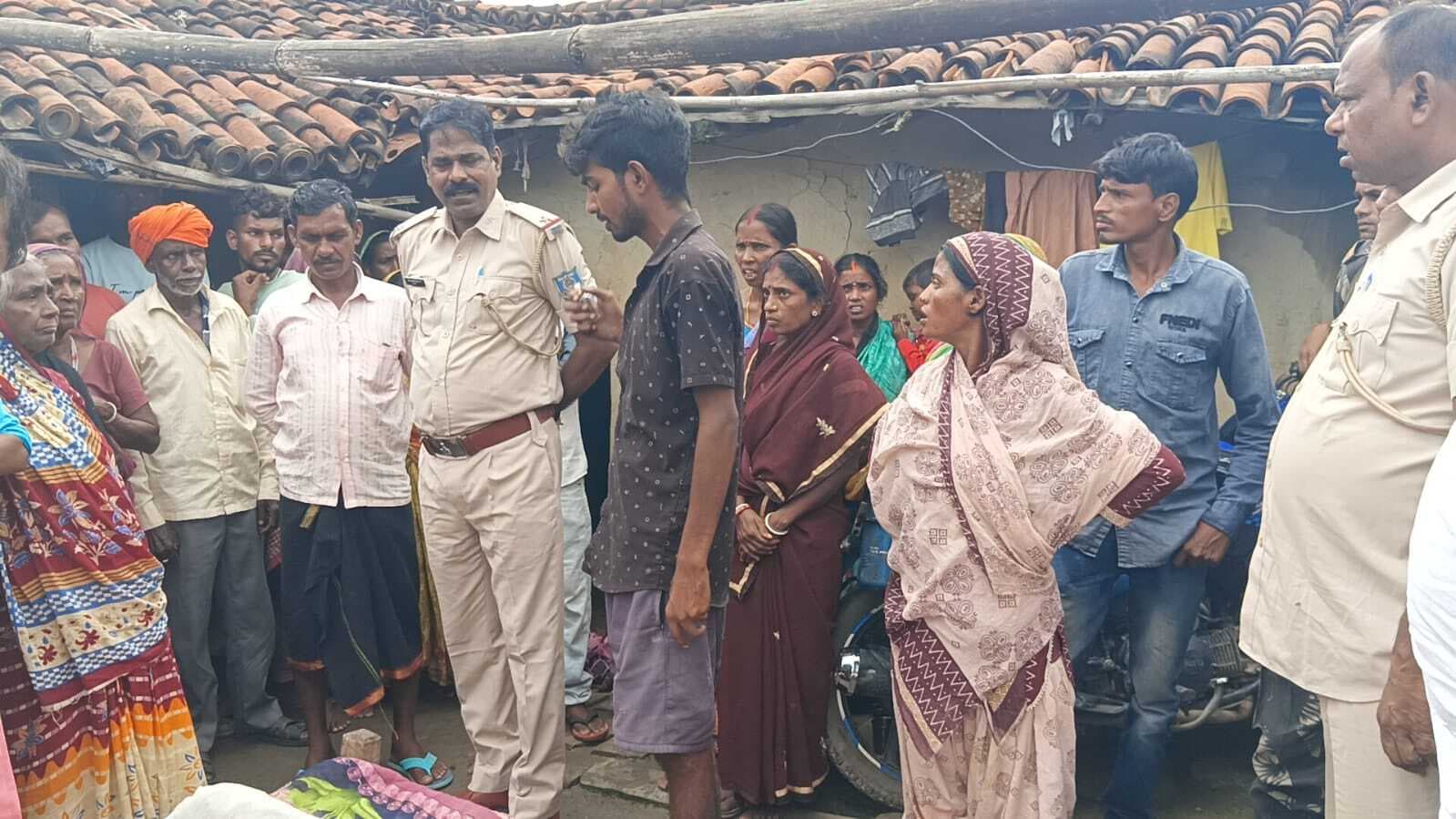 करौं : रात में खेत-बहियार में मछली पकड़ने गये युवक की लाश मिली, पुलिस ने शव कब्जे में लिया