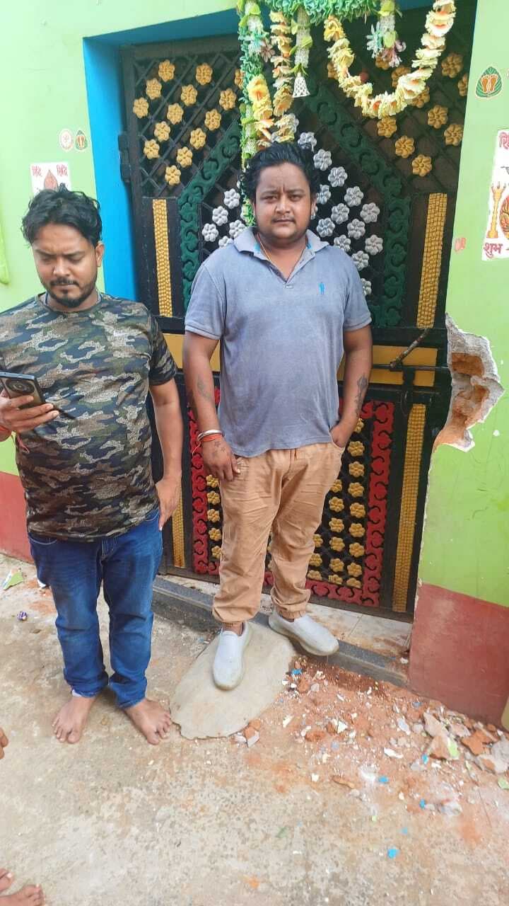 दीवार काटकर घर में घुसे चोर, डेढ़ लाख नकदी व लाखों के जेवर चोरी