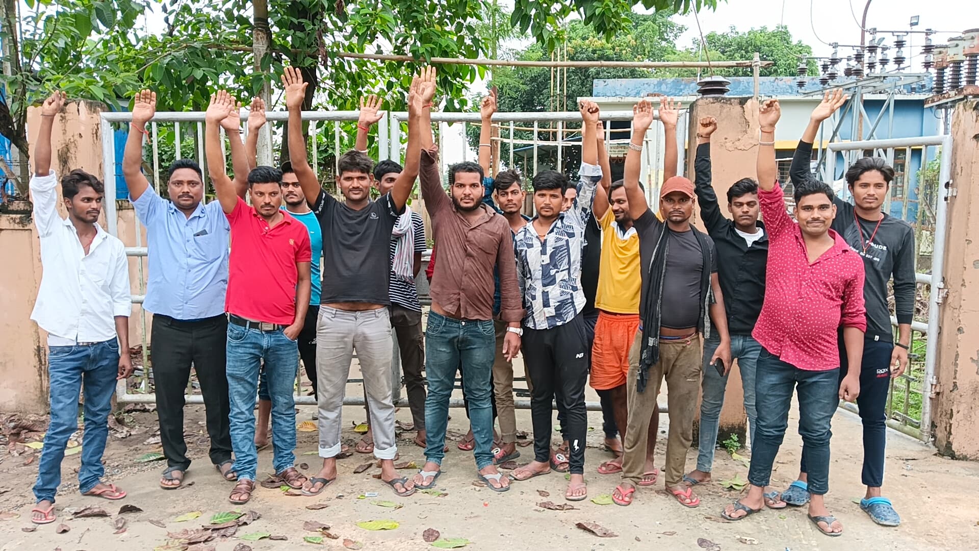 ग्रामीणों ने बिजली ऑफिस के सामने किया प्रदर्शन