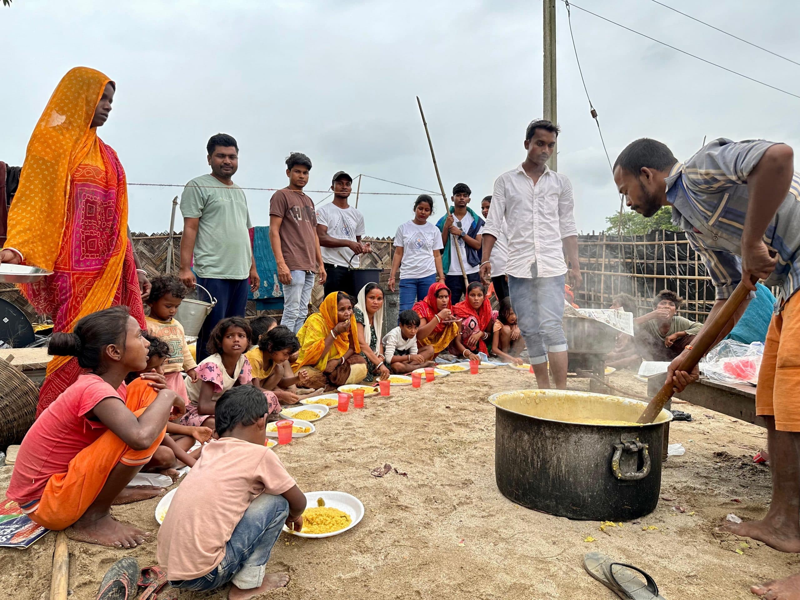 बाढ़ पीड़ितों के बीच चल रही सामुदयिक रसोई, दी जा रही चिकित्सा सुविधा