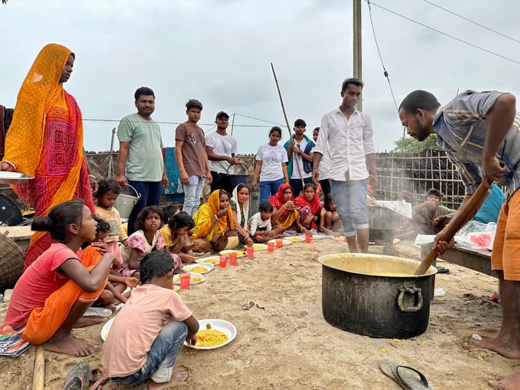 बाढ़ पीड़ितों के बीच चल रही सामुदयिक रसोई, दी जा रही चिकित्सा सुविधा