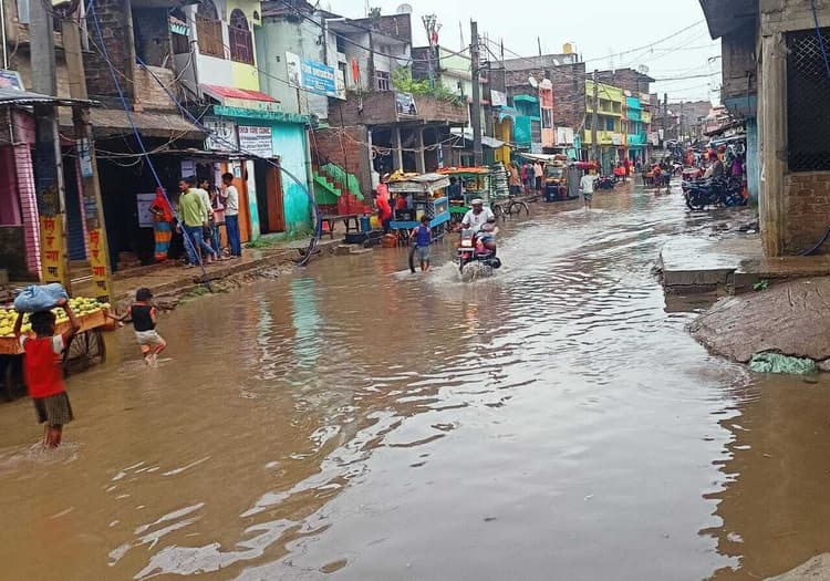 लगातार 60 घंटे से हुई बारिश से पारा लुढ़का, कई सड़कें जलमग्न