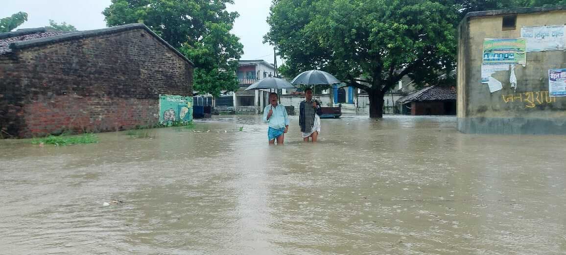 पहाड़ी और मसान नदी में बाढ़ आने से झारमहुई, सलहा-बरिअरवा सहित आधा दर्जन गांव पानी में हुआ जलमग्न