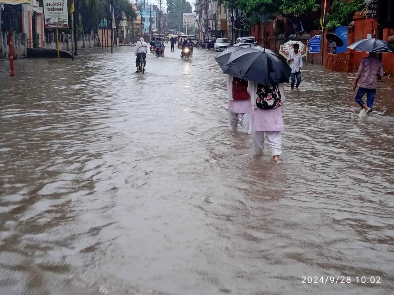 लगातार बारिश से बिगड़ी शहर की सूरत, गली मोहल्ला में जमा पानी
