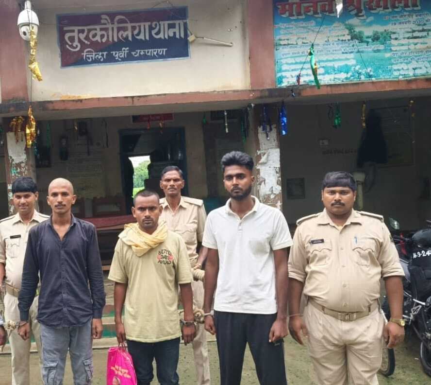 दो लोडेड पिस्टल के साथ तीन धराये