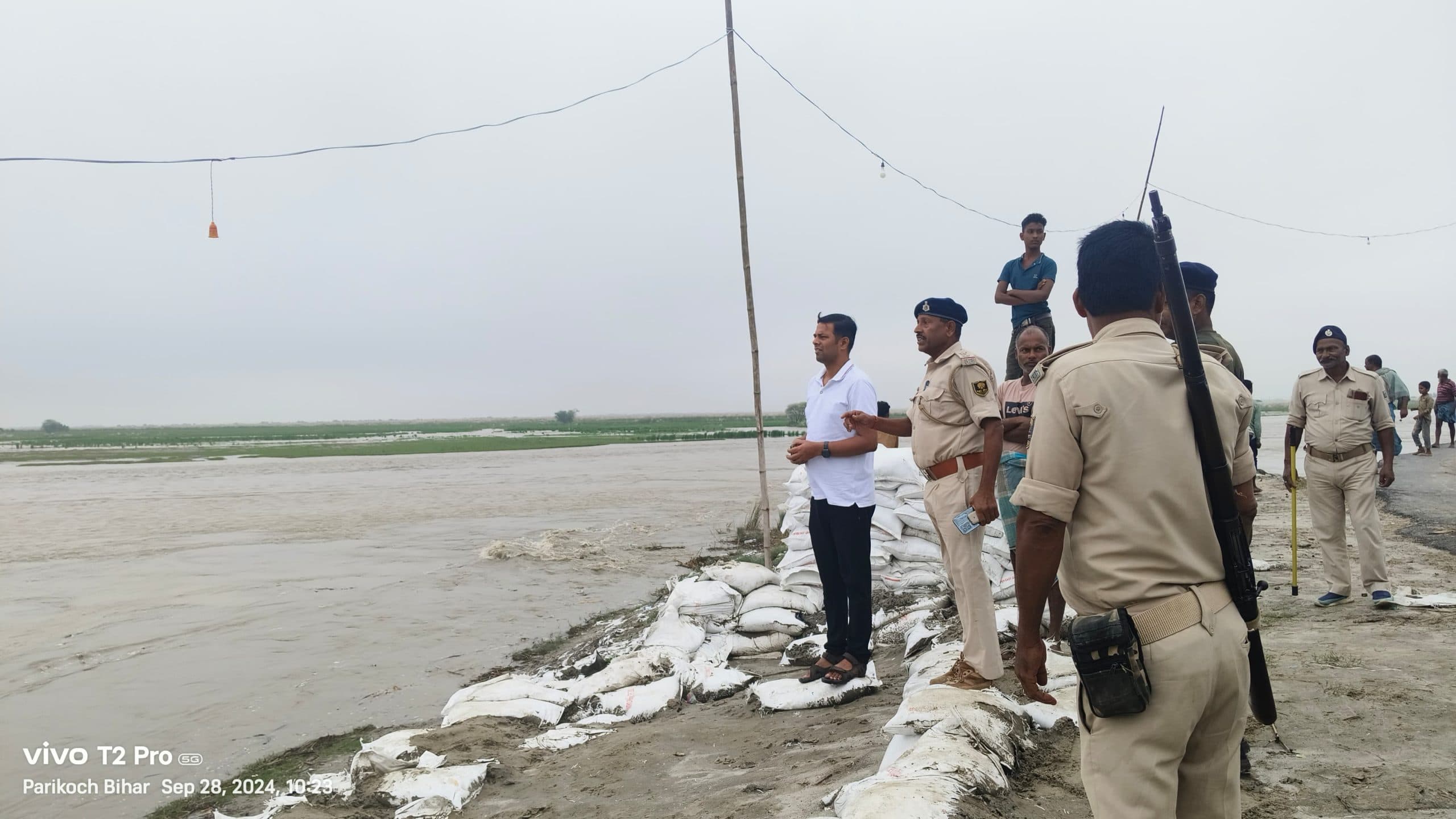 Madhubani News. कमला बलान उफान पर, खतरा निशान से 1.65 मीटर ऊपर