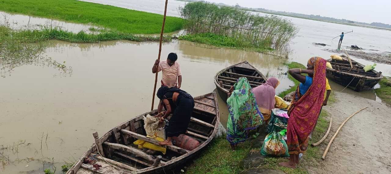 Madhubani News. नेपाल ने छोड़ा पानी तो लोगों में दहशत, ऊंचे स्थल पर जाने की अपील