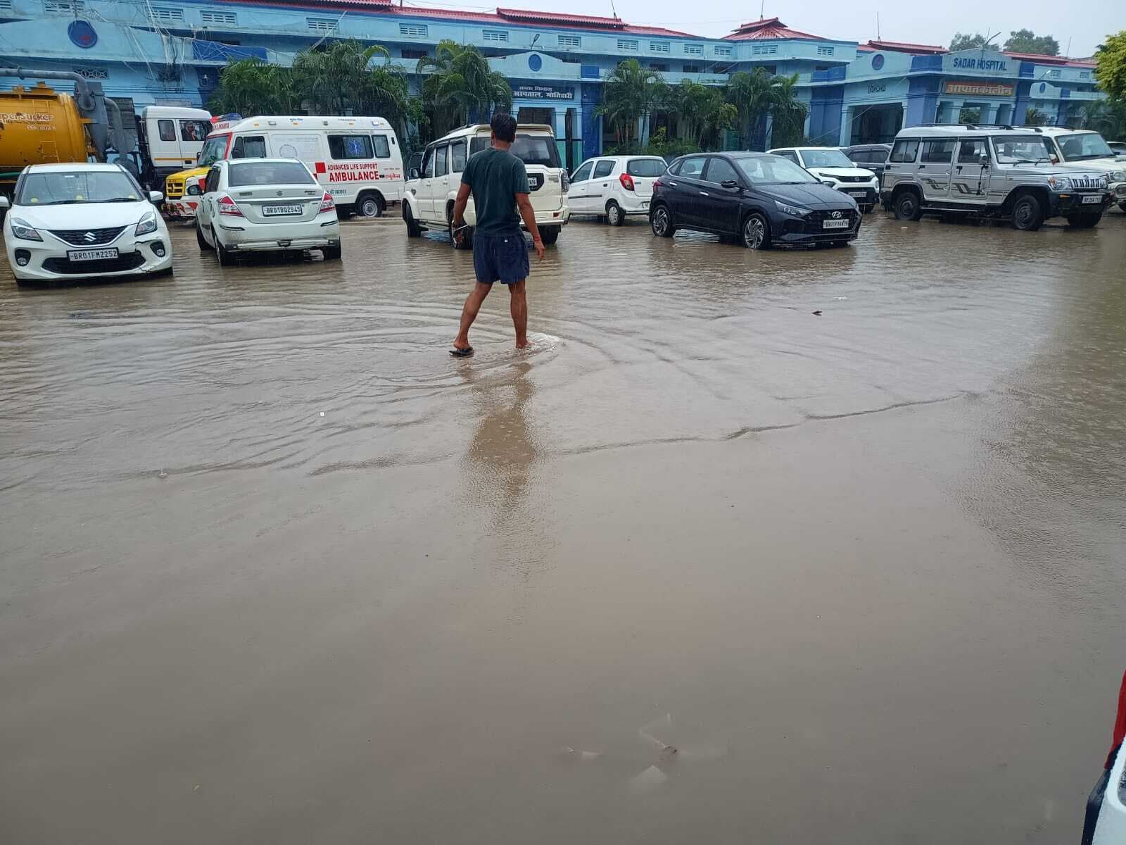 सदर अस्पताल में घुटने जल-जमाव
