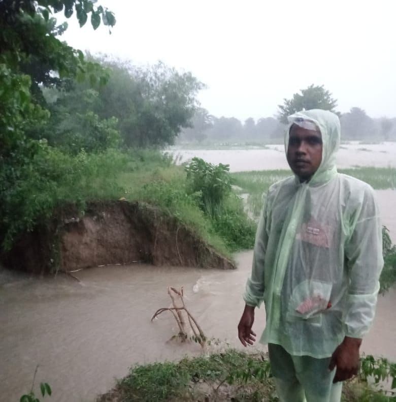 पूर्वी चंपारण में लालबकेया उफनायी, दुधौरा नदी का बांध टूटा