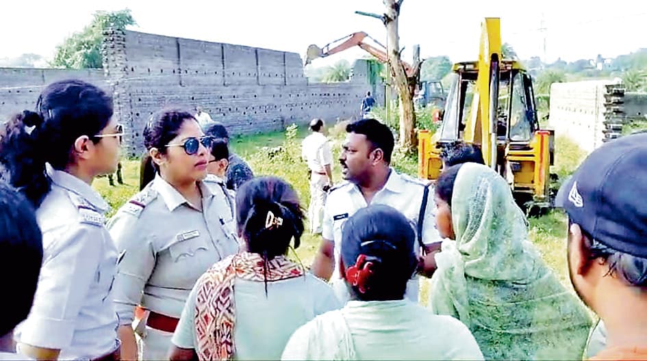 निजी मालिकाना की जमीन की टूटी चहारदीवारी, विरोध के बाद काम बंद