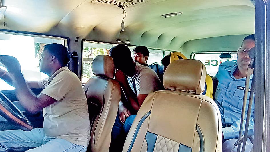 सर्विस रोड से आग्नेयास्त्र के साथ दो बदमाश गिरफ्तार