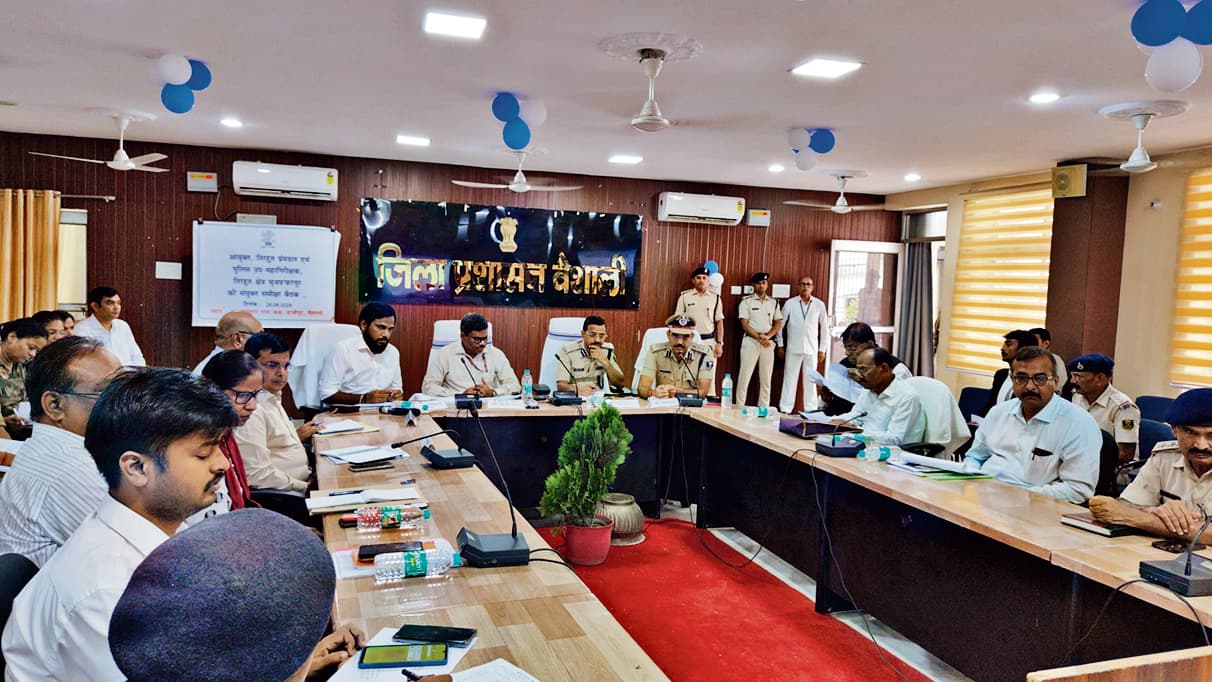 HAJIPUR NEWS : आपसी समन्वय के साथ काम करें अधिकारी : कमिश्नर