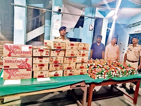 शराब लदा ट्रक व लाइनर की स्कॉर्पियो जब्त, दो गिरफ्तार