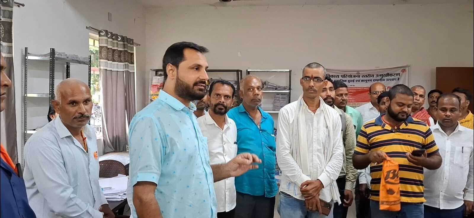 Giridih News: प्रखंड कार्यालय की बदहाली देख भड़के प्रखंड प्रमुख