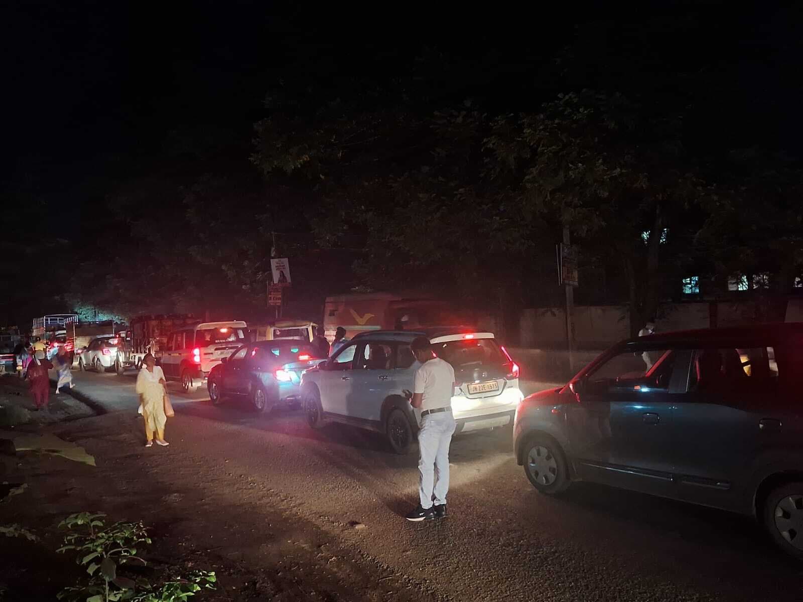 परसुडीह- करनडीह रोड में लगा वाहनों का जाम, पूर्व सीएम चंपाई का काफिला ने मार्ग बदला