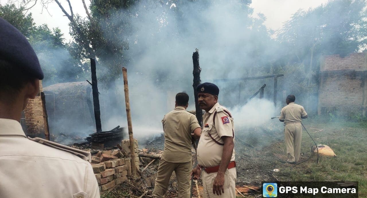 People burnt the house of the accused: अपराधियों की फायरिंग से जख्मी ग्रामीण चिकित्सक की मौत, आक्रोशित लोगों ने आरोपित का घर फूंका