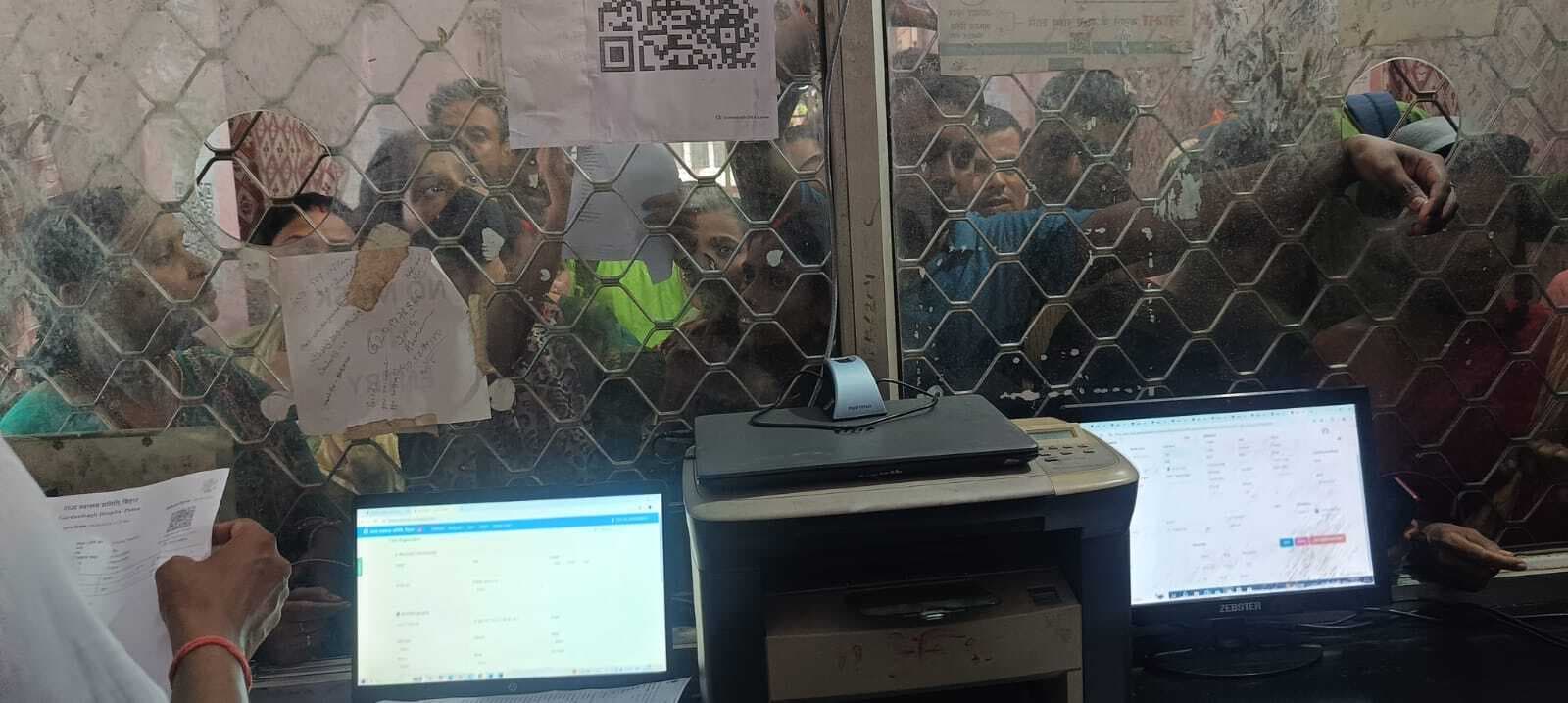 गर्दनीबाग अस्पताल में बिजली कटने से डेढ़ घंटे नहीं कटा पर्चा