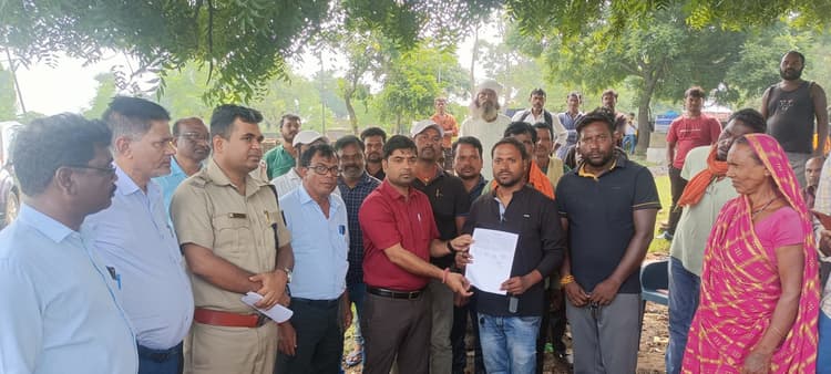 Bokaro News : कारो परियोजना के प्रभावित विस्थापितों ने उत्पादन व ट्रांसपोर्टिंग की ठप