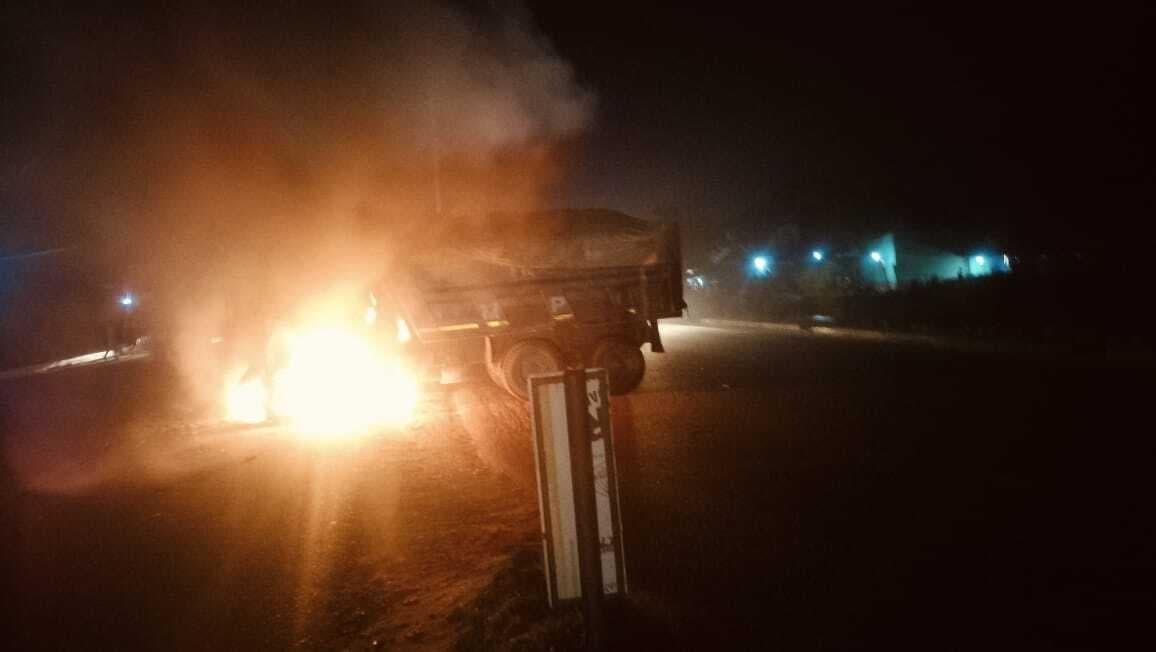 dhanbad news हाइवा-बाइक की टक्कर के बाद लगी आग, दोनों वाहन जले