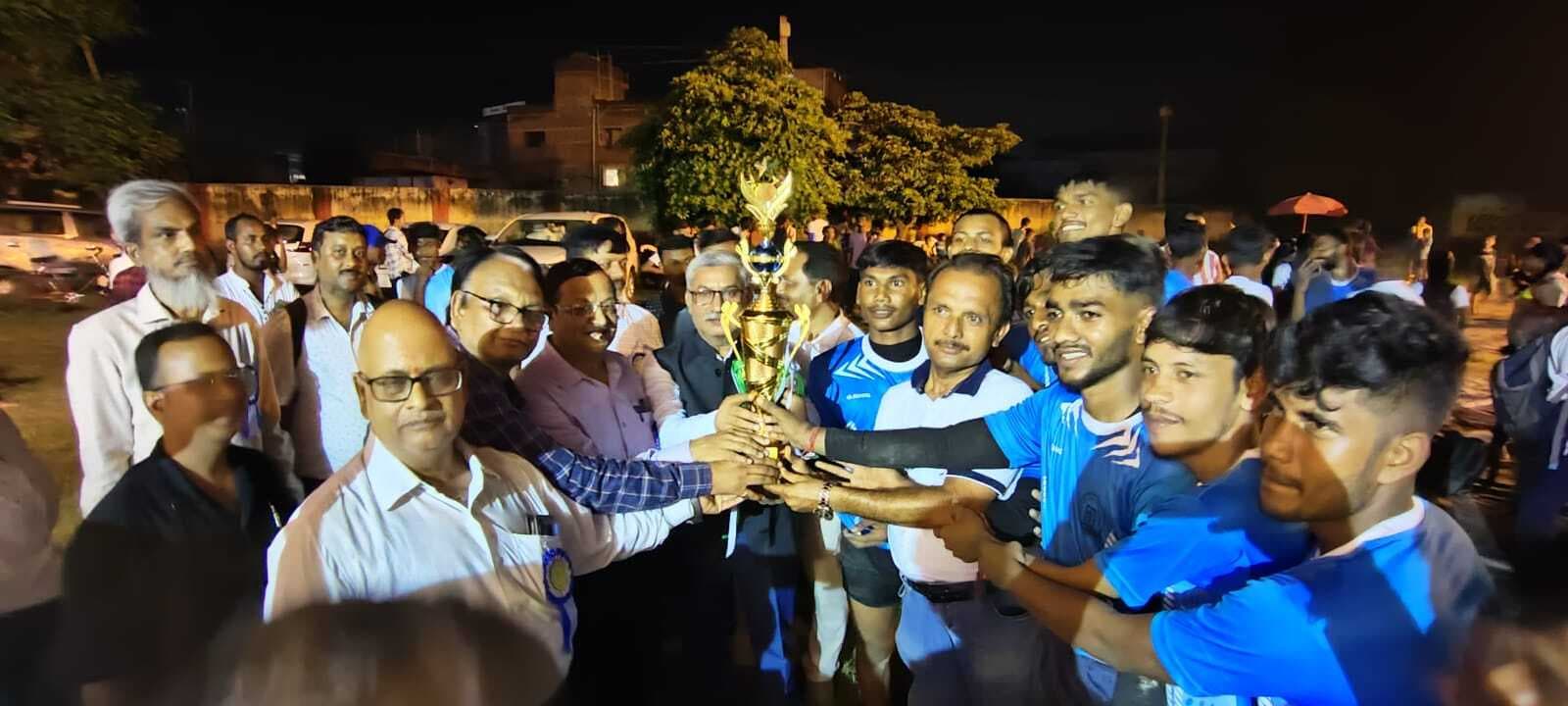 Dhanbad News: पुरुष में जीएन कॉलेज व महिला वर्ग में बीएस सिटी बना विजेता