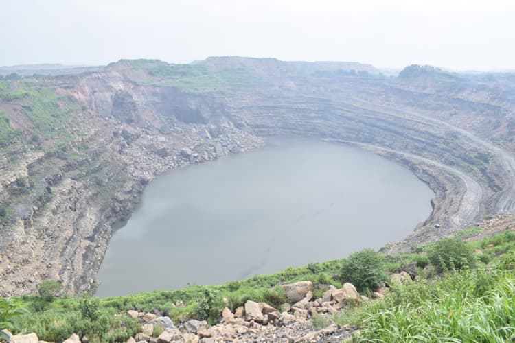 dhanbad news राजापुर में दूसरे दिन भी रुक-रुक कर होती रही लैंड स्लाइडिंग, परियोजना के तीन बेंच डूूबे