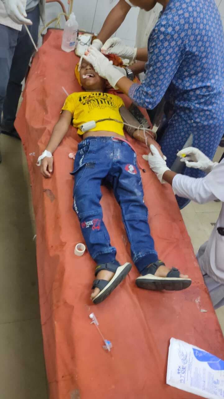 अज्ञात वाहन के धक्के से कार सवार एक ही परिवार चार लोग घायल, दो की स्थिति गंभीर