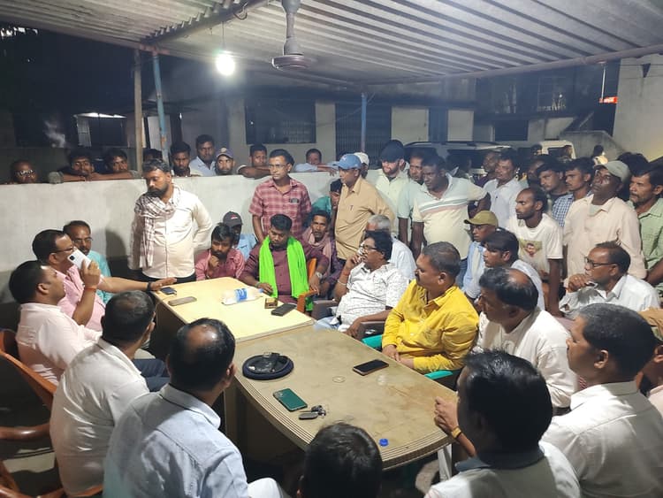 Dhanbad News:महाराष्ट्र में तोपचांची के युवक की मौत, शव लेकर आयी एंबुलेंस को 12 घंटे रोका