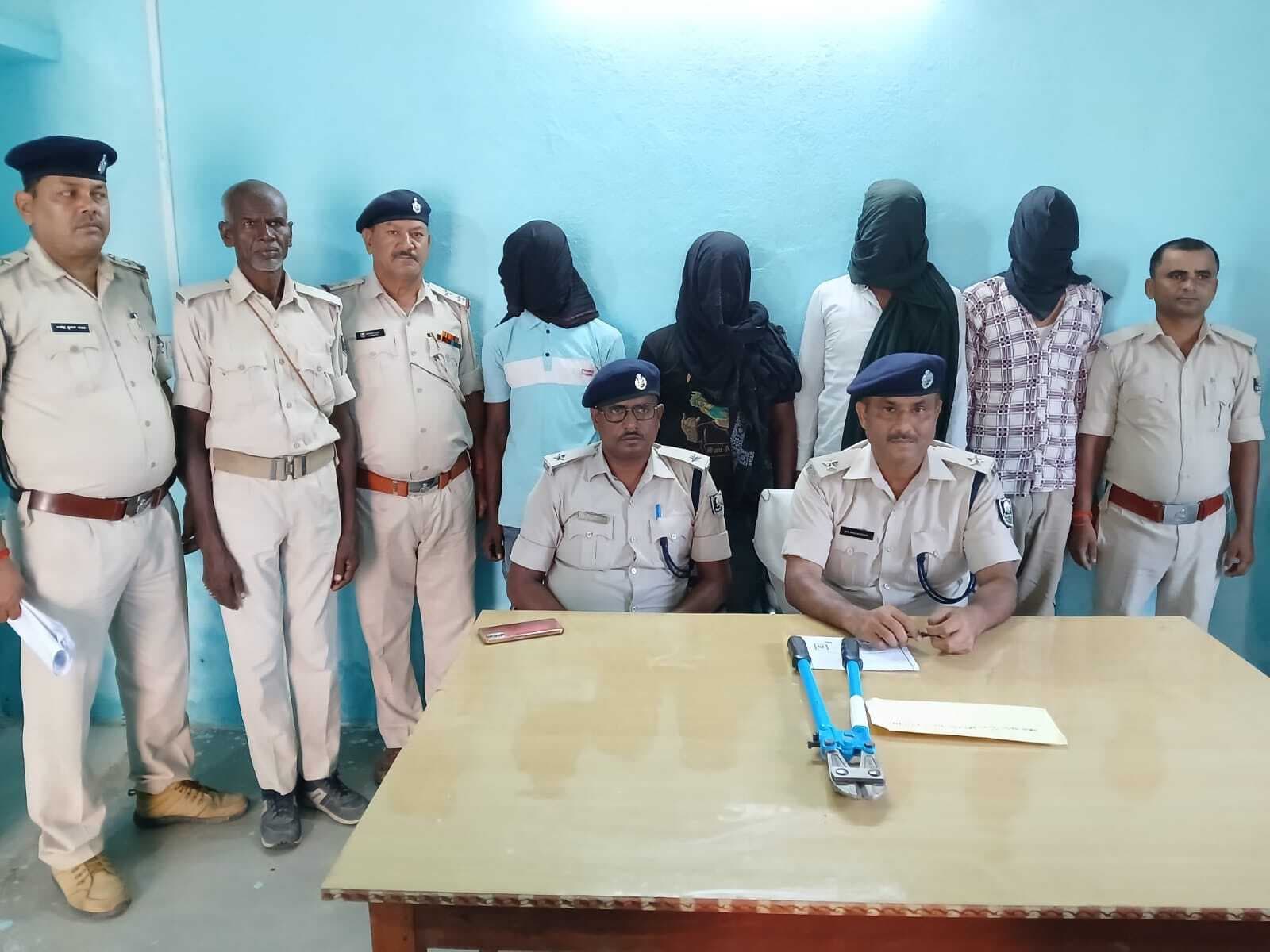 गिरोह के चार चोर सामान के साथ गिरफ्तार