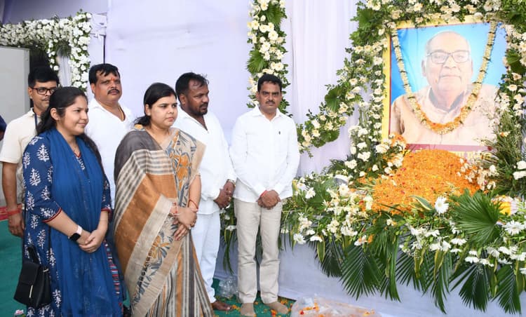 सर्वधर्म प्रार्थना सभा में शामिल हुईं महापौर