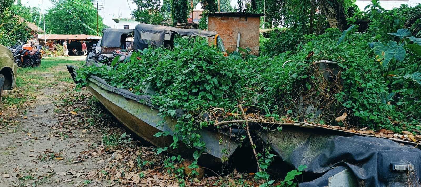 नाव रखरखाव के अभाव में हुई बेकार