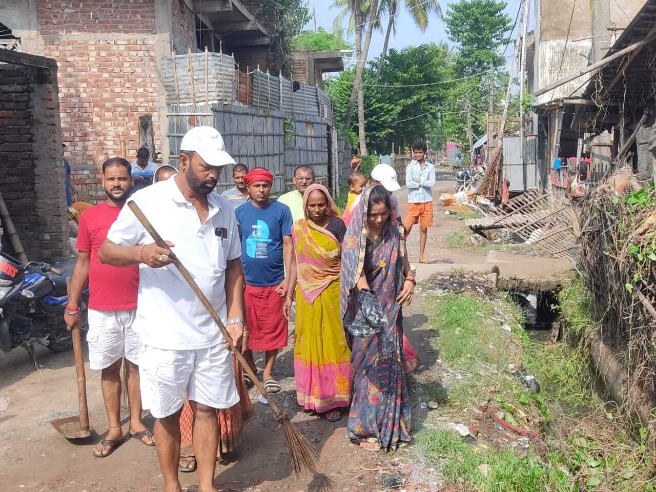 पूर्व पार्षद ने चलाया सफाई अभियान