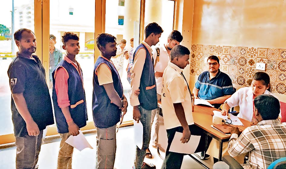 Gaya News : स्वास्थ्य शिविर लगा कर आइआइएम बोधगया ने सफाई मित्रों का किया इलाज