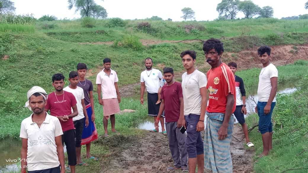 बरसात में धावाटाड़ गांव बन जाता है टापू, गांव में नहीं आते नया मेहमान