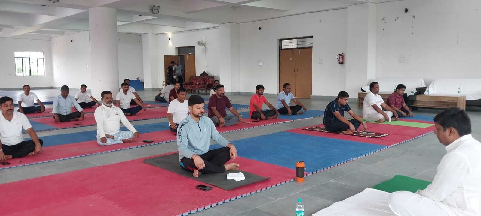 योग कार्यशाला में डीएम ने लिया हिस्सा, नियमित रूप से योग करने के लिए किया प्रेरित