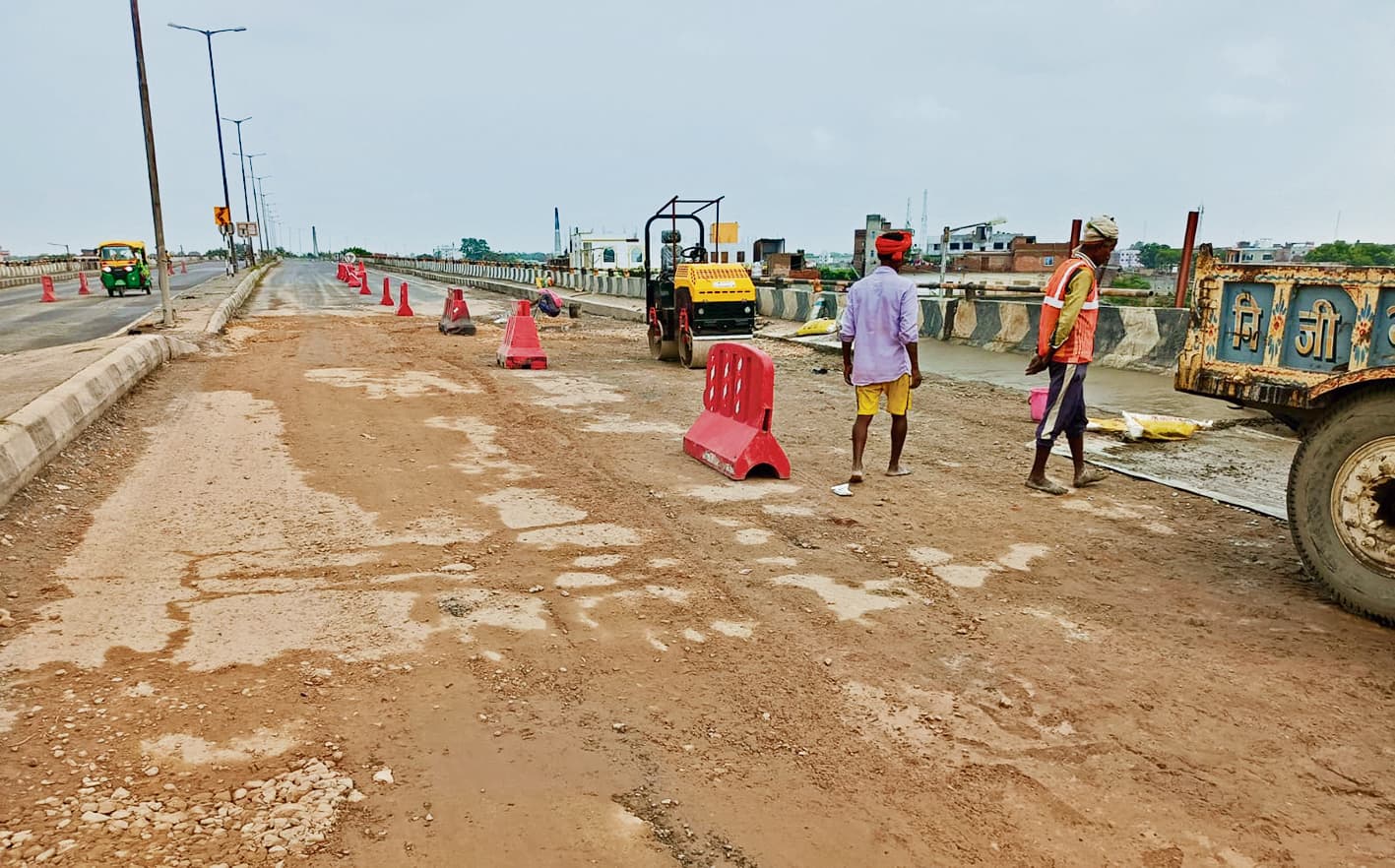 Gopalganj News  : करमैनी ओवरब्रिज पर 72 घंटे बाद भी क्षतिग्रस्त हाइवे की नहीं हुई मरम्मत, यातायात प्रभावित