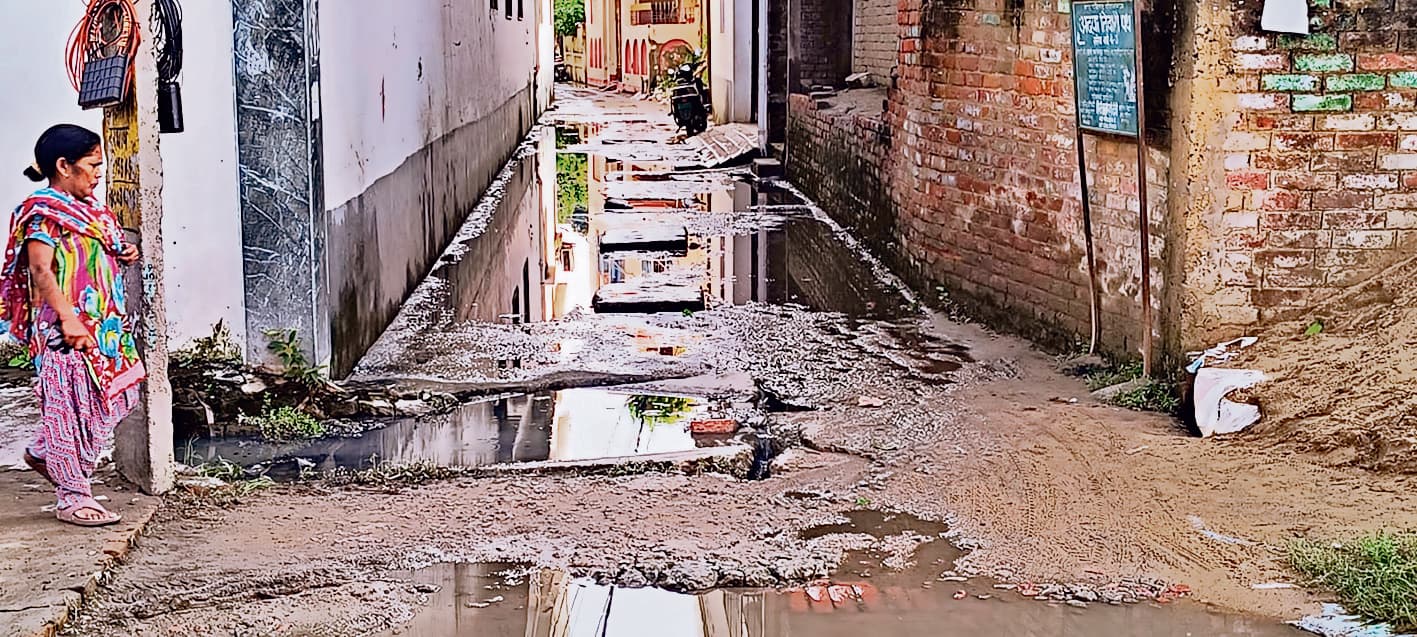 Gopalganj News : शहर की सड़कों पर बारिश व कीचड़ से मुश्किल में लोग, बदबू से जीना मुहाल