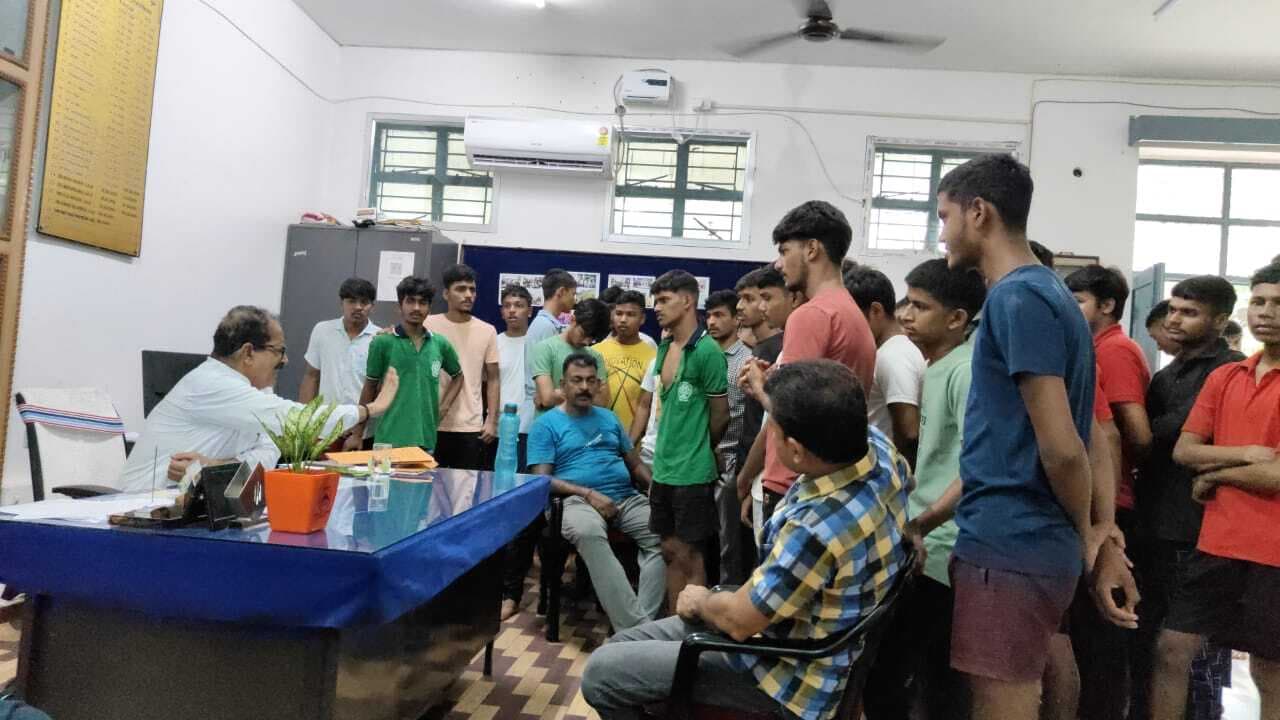 Giridih News:जेएनवी गांडेय : बाल कटाने के विवाद में सीनियर छात्रों ने जूनियर्स को पीटा, चार चोटिल
