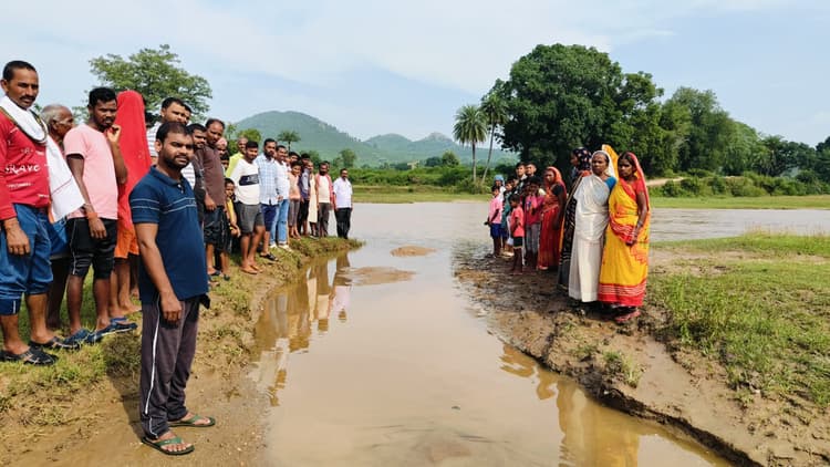 Giridih News:पुल व सड़क निर्माण को ले ग्रामीणों ने किया प्रदर्शन