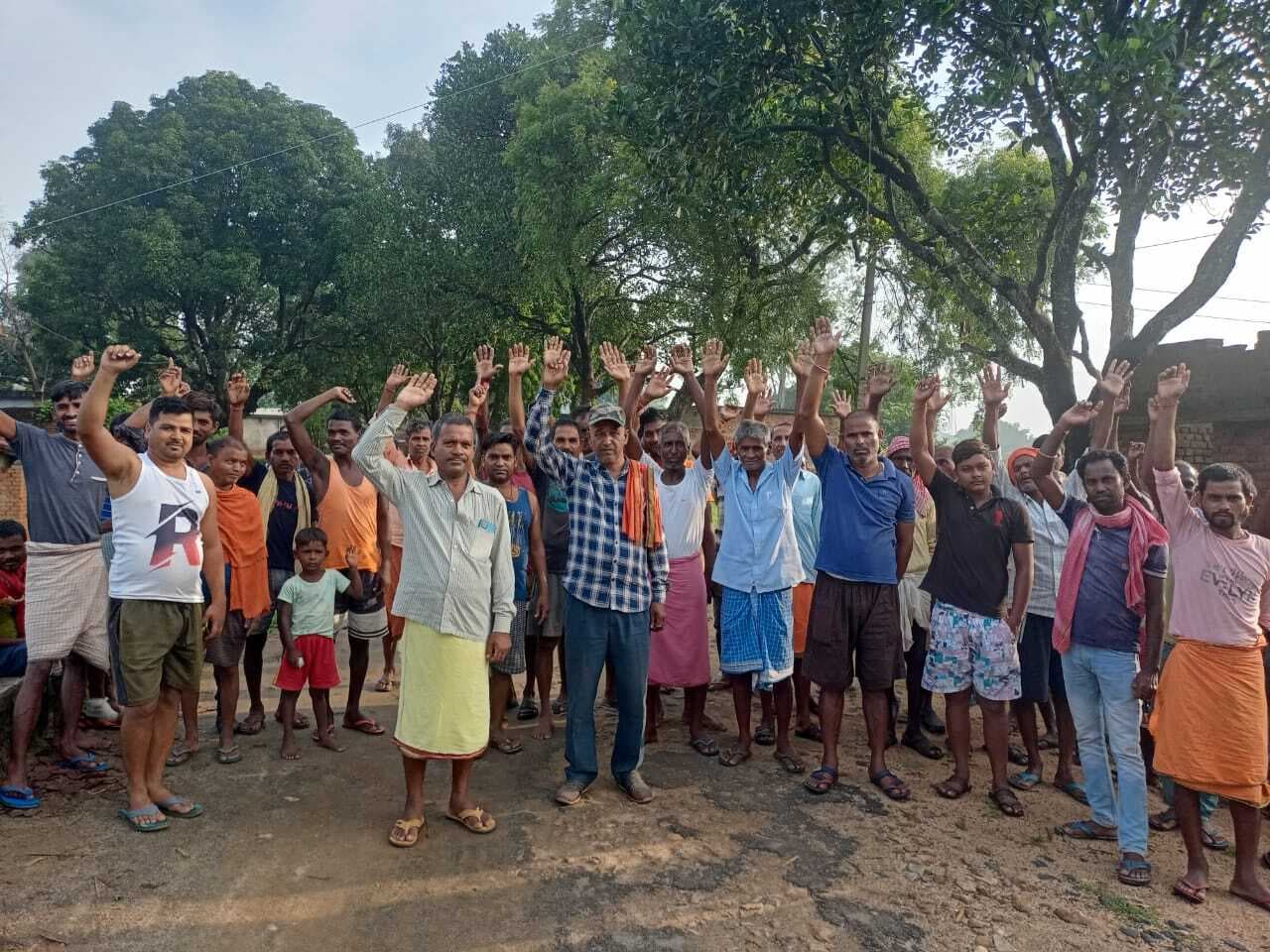 Giridih News:जर्जर सड़क से परेशान ग्रामीणों का पांचवें दिन विरोध प्रदर्शन जारी