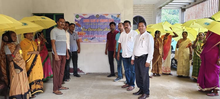 Giridih News:लायंस क्लब ऑफ गिरिडीह एलीट ने महिलाओं के बीच बांटी छतरी