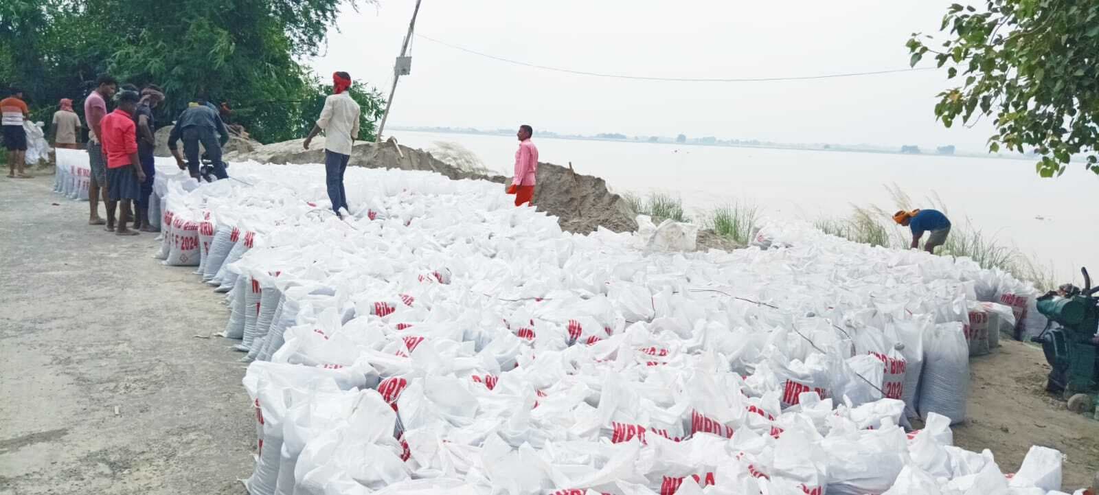 खतरे के निशान से ऊपर बह रही कोसी, प्रभावित टोले के लोगों की बढ़ी धड़कनें