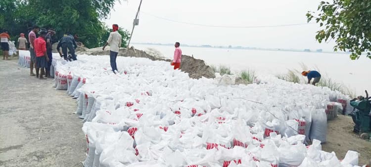 खतरे के निशान से ऊपर बह रही कोसी, प्रभावित टोले के लोगों की बढ़ी धड़कनें