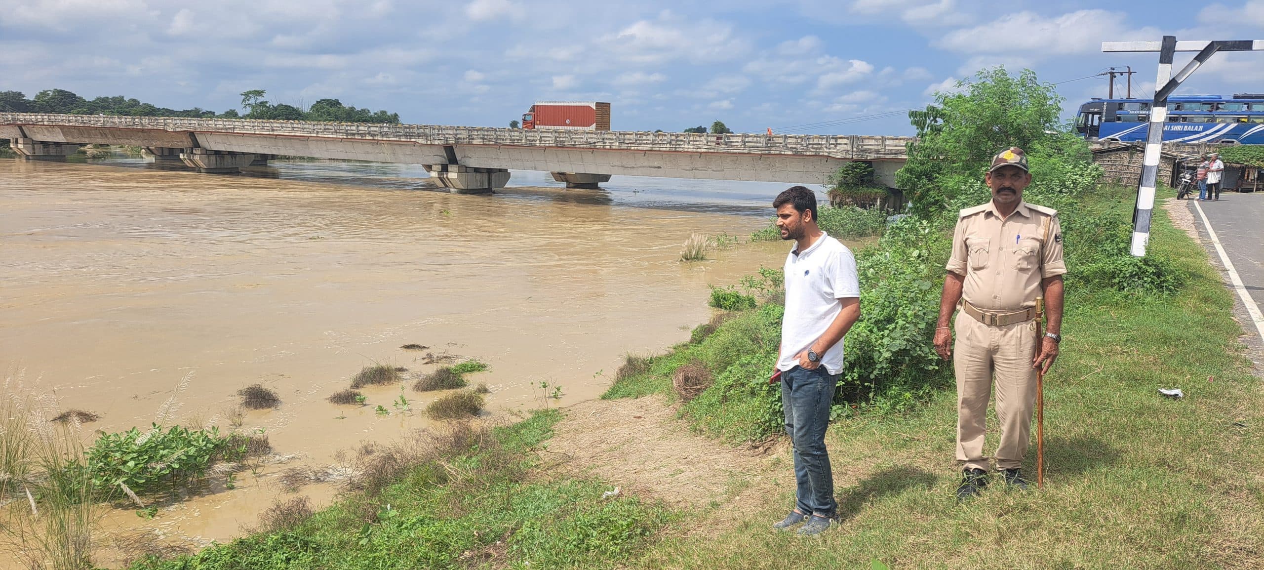 Madhubani News. मेंहथ नवटोलिया गांव में बाढ़ का पानी लोगों के घर में घुसा