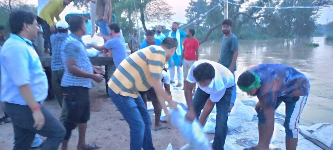 Darbhanga News: किरतपुर में तटबंध के ऊपर से बह रहा कोसी नदी का पानी